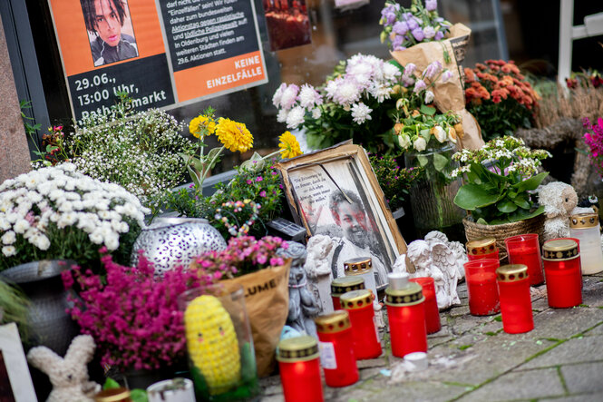 Grablichter, Erinnerungsfotos und Blumen an dem Ort, an dem Lorenz A. erschossen wurde