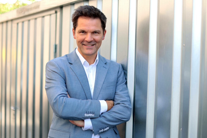 Steffen Krach lächelt in die Kamera.