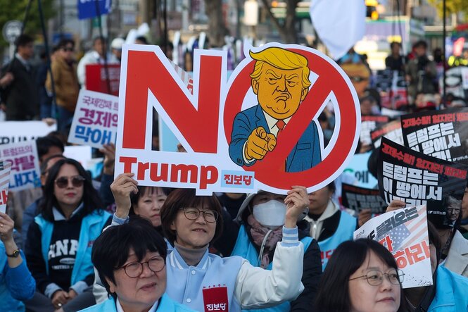 Linke Demonstration gegen US-Präsident Donald Trump in Gyeongju, wo dieser Tage der Apec-Gipfel stattfindet