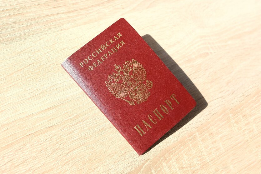 Rissischer Pass auf Holztisch