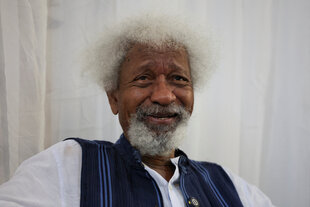Wole Soyinka schaut verschmitzt