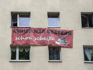 Transparent an Hausfassade "Abriss war gestern – schon scheiße"