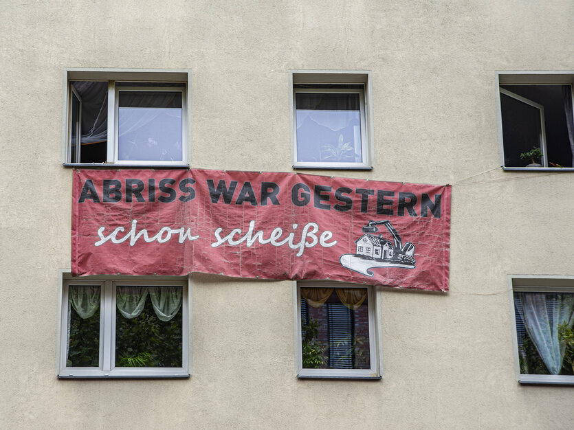 Transparent an Hausfassade "Abriss war gestern – schon scheiße"