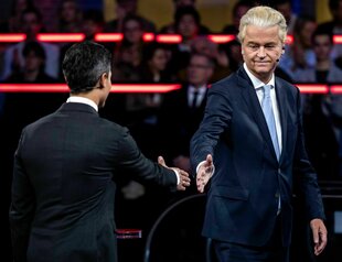 Rob Jetten, Spitzenkandidat der linksliberalen D66, und Rechtspopulist Geert Wilders (r) während einer Fernsehdebatte