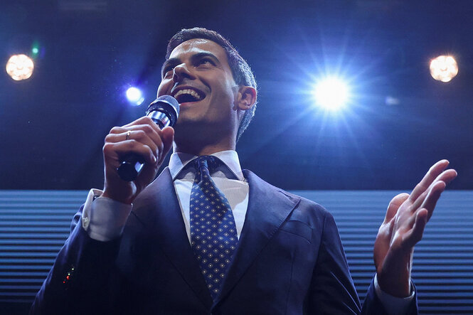 Rob Jetten steht im Bühnenlicht und spricht in ein Mikrofon