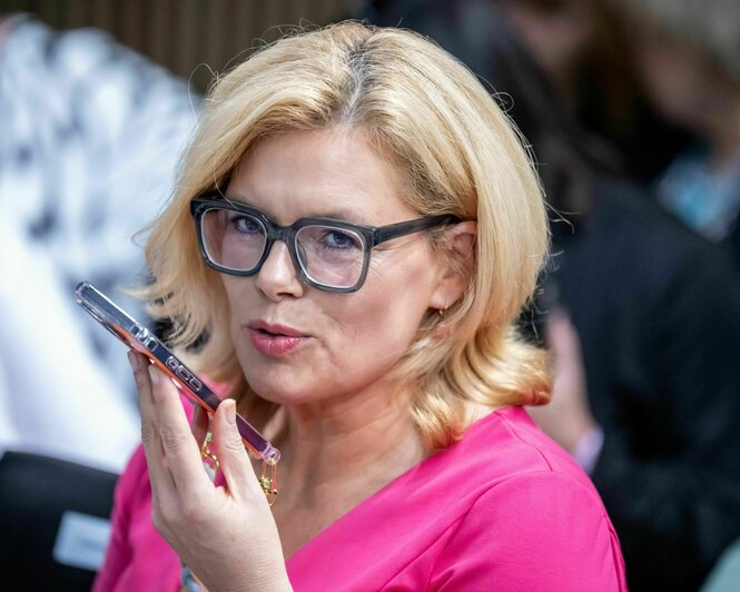 Julia Klöckner spricht in ein Smartphone.