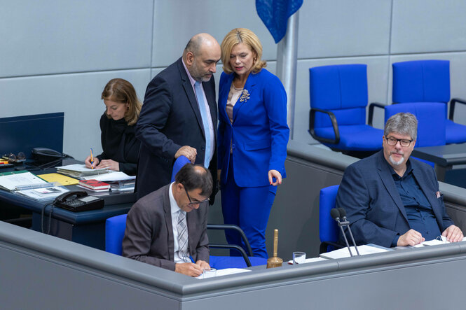 Julia Klöckner spricht mit Omid Nouripour im Bundestag.