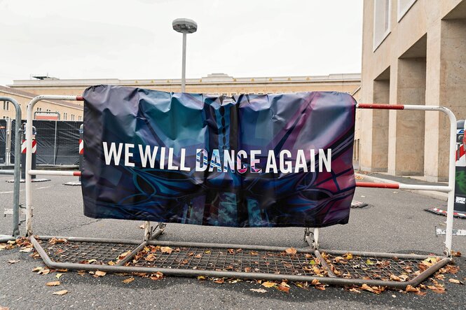 Ausstellungsplakat für einen Gedenk-Ausstellung zum Jahrestag des Hamas-Massakers auf dasd Nova-Festival in Israel