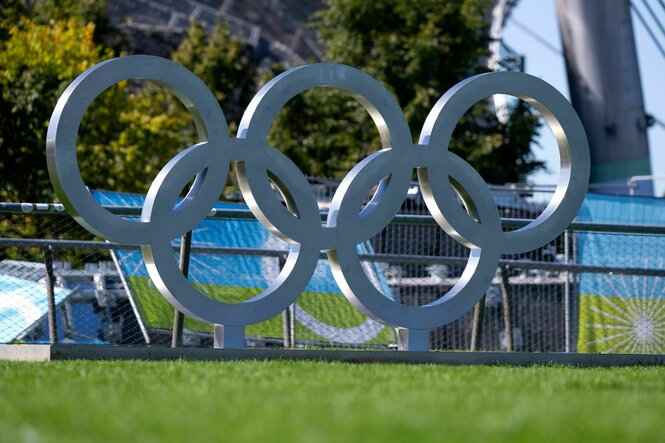 Das Bild zeigt die olympischen Ringe im Münchner Olympiapark von 1972.