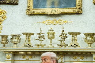 halber Kopf eines Mannes vor goldenem Dekor