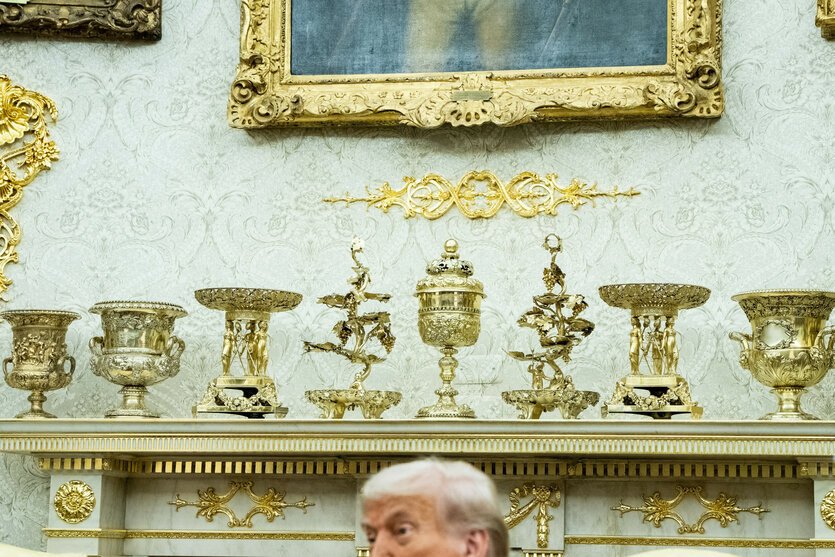 halber Kopf eines Mannes vor goldenem Dekor