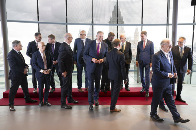 Ein Gruppenfoto einer Ministerkonferenz löst sich auf