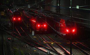 Nachtfoto von drei rot beleuchteten Regionalzügen