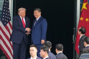 Die beiden Präsidenten verabschieden sich nach ihrem Gipfeltreffen mit völlig unterschiedlicher Gestik: Trump gibt sich jovial, Xi verschlossen