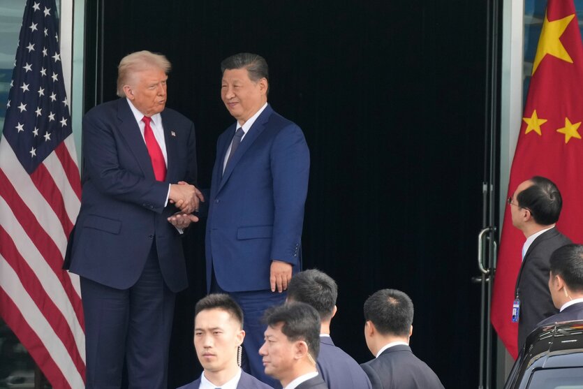 Die beiden Präsidenten verabschieden sich nach ihrem Gipfeltreffen mit völlig unterschiedlicher Gestik: Trump gibt sich jovial, Xi verschlossen