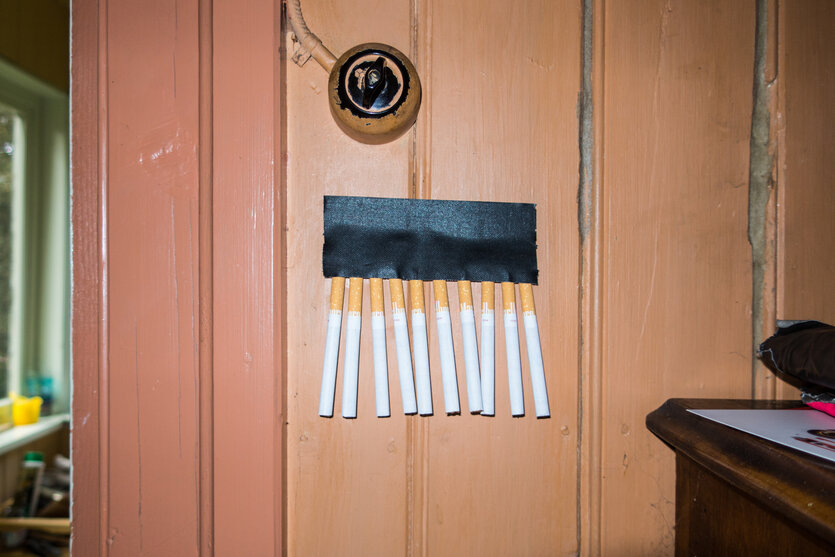 Zigaretten sind mit Tape an eine Wand geklebt