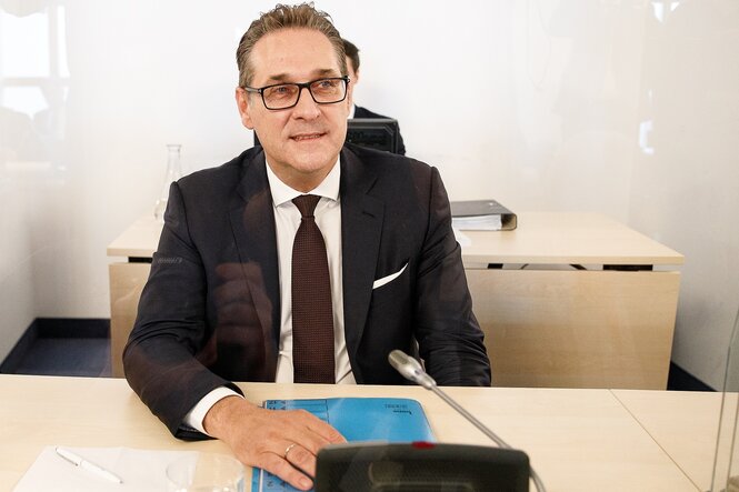 Heinz Christian Strache sitzt in einem Besprechungsraum
