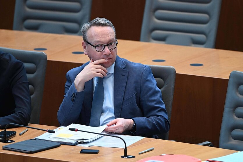 Benjamin Limbach im Landtag in Düsseldorf