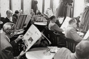 Schwarz-weiß-Foto von ganz vielen Herren, die Zeitung lesen