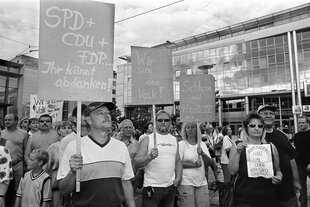 Schwarz-weiß-Aufnahme von Demonstrierenden