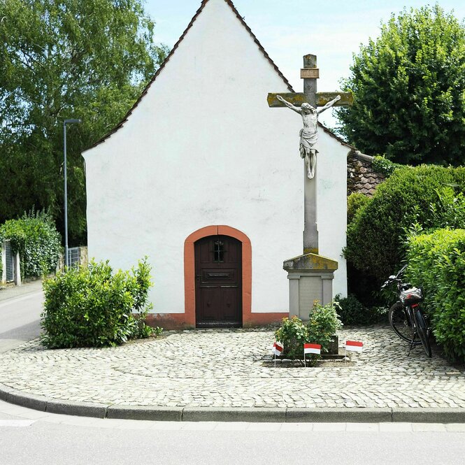 Eine Kapelle in einem Dorf.