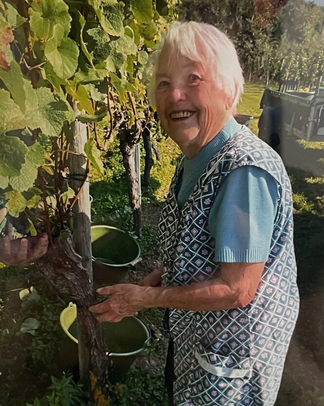 Porträt von Liesel bei der Weinernte.