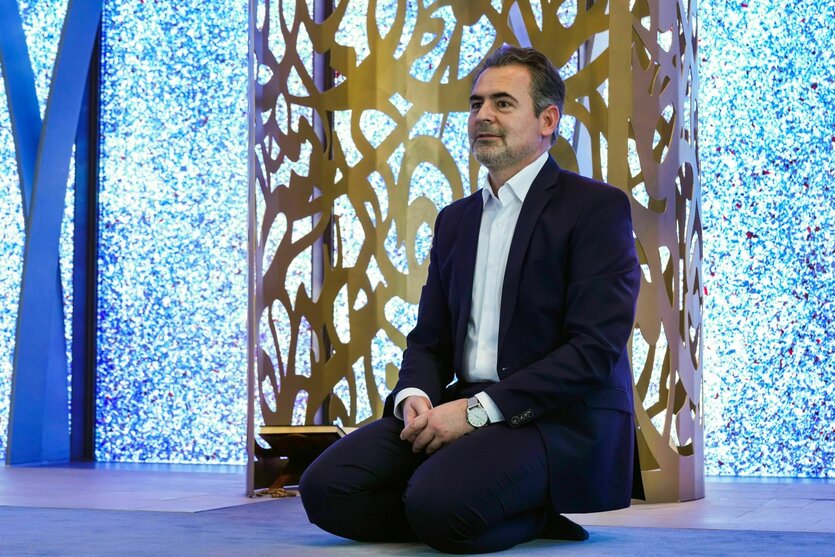 Ein Mann kniet in einer Moschee