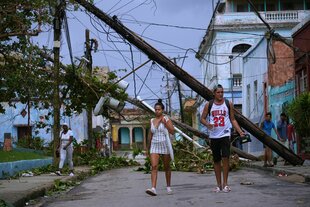 Umgefallene Strommasten und Fussgänger in Santiago de Cuba