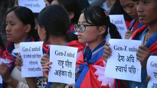 Protestierende halten Schilder, auf denen steht: 'Gen-Z united'