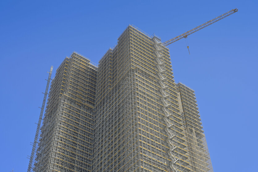 Ein Hochhaus mit dem Baukran.