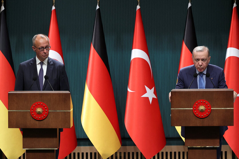 Zwei Politiker stehen jeweils an einem Rednerpult