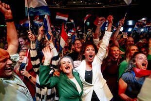 Menschen feiern und schwenken Fahnen