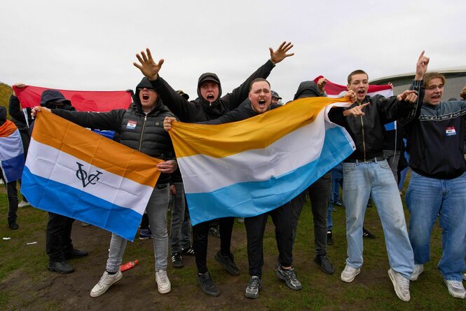 Jubelende Demonstranten schwenken die Prinzenfahne (Prinsenvlag), ein Symbol der niederländischen Rechtsextremen