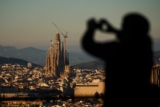 Eine Silhouette vor der Segrada Familia