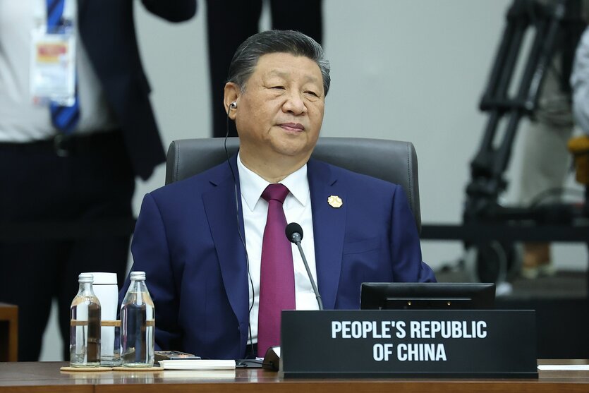 Xi Jinping sitzt vor einem Mikro