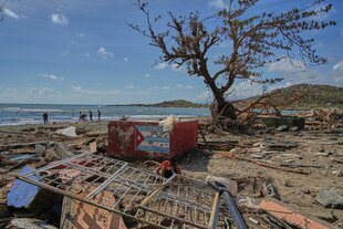 Menschen spazieren nach dem Durchzug des Hurrikans «Melissa» am Ufer entlang