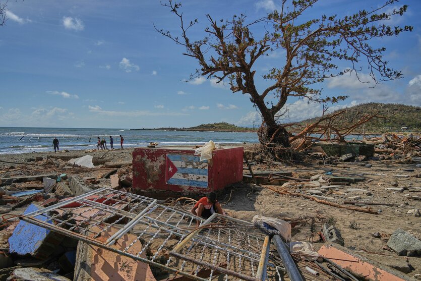 Menschen spazieren nach dem Durchzug des Hurrikans «Melissa» am Ufer entlang