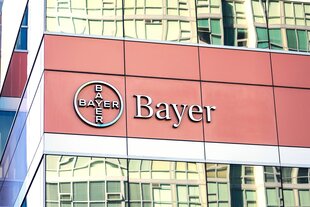 Fassade eines Firmengebäudes mit dem Logo des Chemiekonzerns Bayer