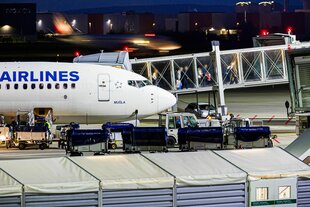 Menschen verlassen ein Flugzeug