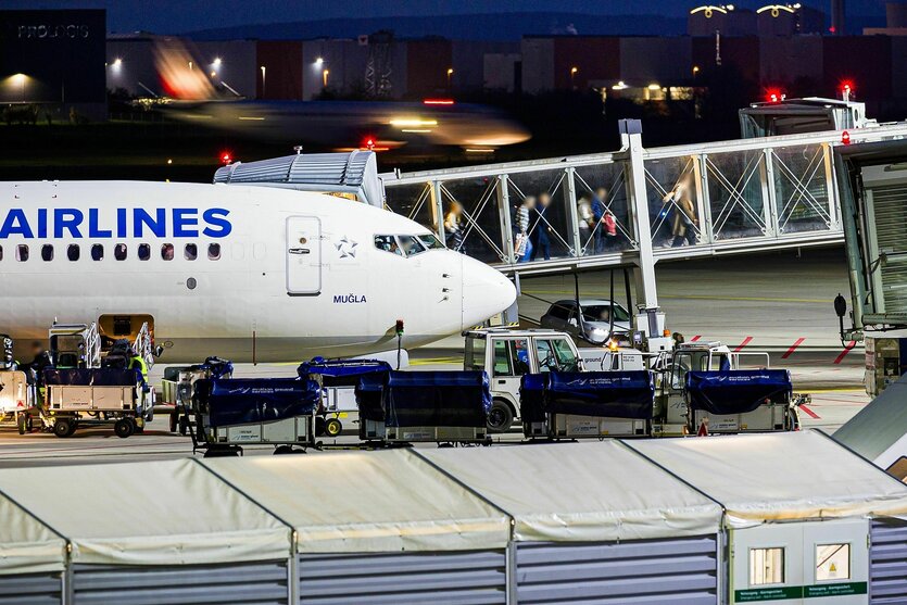 Menschen verlassen ein Flugzeug