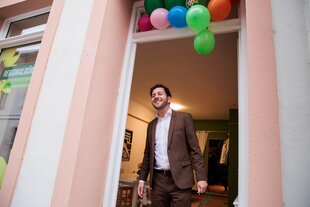 Felix Banaszak, Co-Vorsitzender von Bündnis 90/ Die Grünen, steht in der Eingangstür seines neuen Regionalbüros in Brandenburg an der Havel.