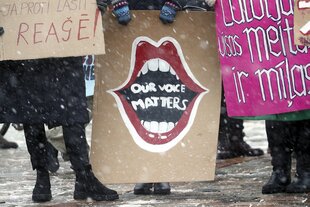 Protestplakate zum Internationalen Tag der Frau