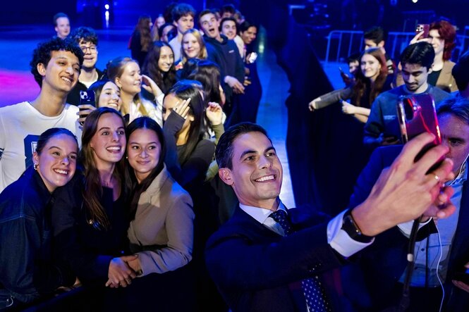 Rob Jetten fotografiert sich mit seinen Anhängern und Anhängerinnen