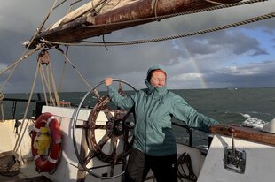 Eine Frau auf einem Segelboot