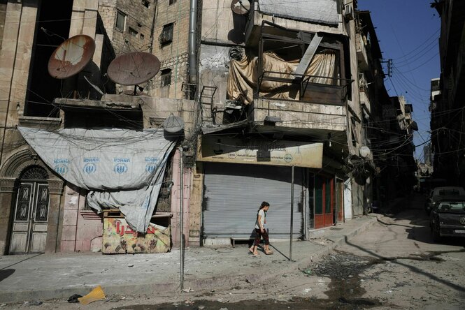 Eine Straße, an der völlig zerstörte Häuser stehen