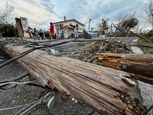 Ein umgerissener Strommast in Nahaufnahme