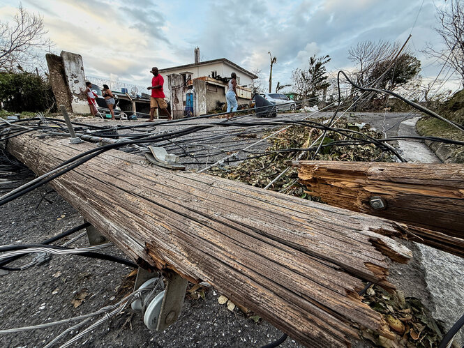 Ein umgerissener Strommast in Nahaufnahme