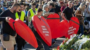 Menschen trauern um Verstorbene