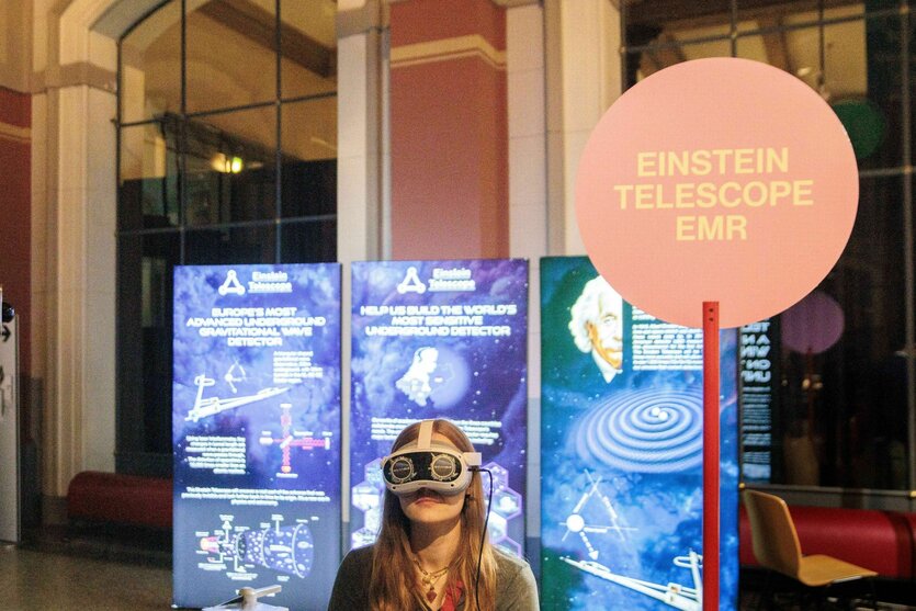 Eine Person mit VR-Brille sitzt an einem Stand der Berlin Science Week