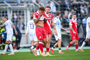 Der Cottbuser Justin Buter wischt sich mit seinem Trikot die Augen aus